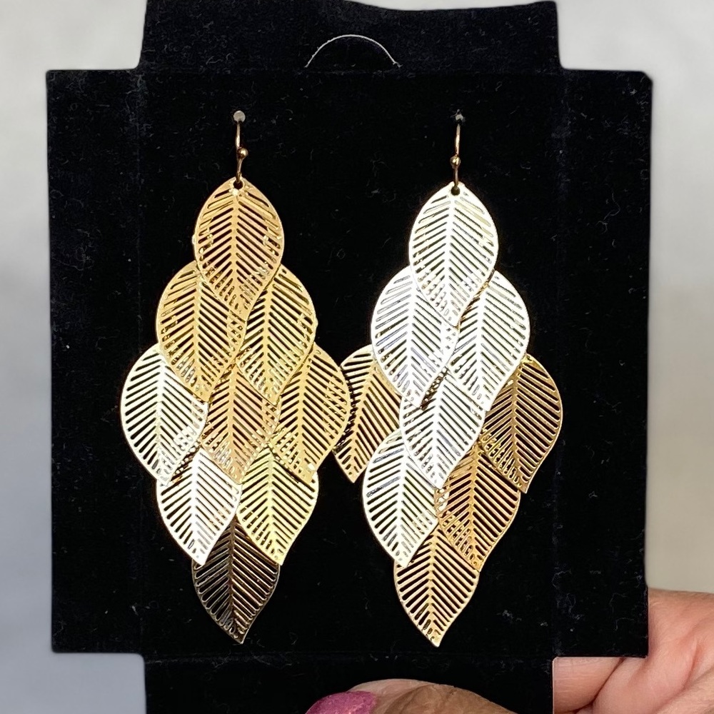 ✨NWOT✨ Avon Gold “Leaf” Dangle Earrings✨ - Picture 4 of 7